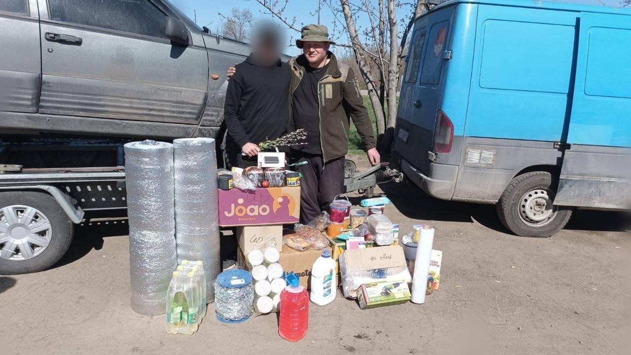 Франківські волонтери привезли захисникам на фронт святкові посилки з дому (ФОТО)